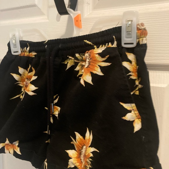 Juniors Size Small Forever 21 Black and Yellow Sunflower Shorts - Picture 4 of 7